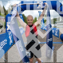 Plus Nutritionin ravitsemusterapeutti voittajana maaliviivalla Ultra X Finland 2025 -kilpailussa.