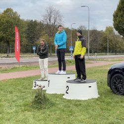 Plus Nutritionin ravitsemusterapeutti palkintokorokkeella Ahvenanmaan puolimaratonin jälkeen 2023 -kilpailun toisella sijalla.