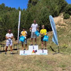 Plus Nutritionin ravitsemusterapeutti palkintokorokkeella Trail des Pérics 2025 -kilpailun kolmannella sijalla.