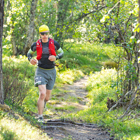 Plus Nutritionin ravitsemusterapeutti juoksemassa NUTS Ylläs 66 km:n kilpailussa.