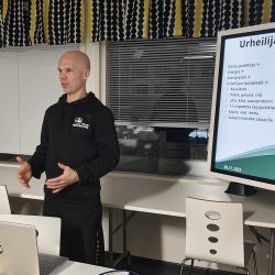 PLuS Nutrition dietitian doing a seminar presentation