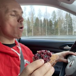 Ravitsemusterapia, ravitsemusterapeutti, Terveystieteiden maisteri. PLuS Nutriotion, palvelut etänä. Kilpailuun valmistava välipala. Kakku automatkalla.