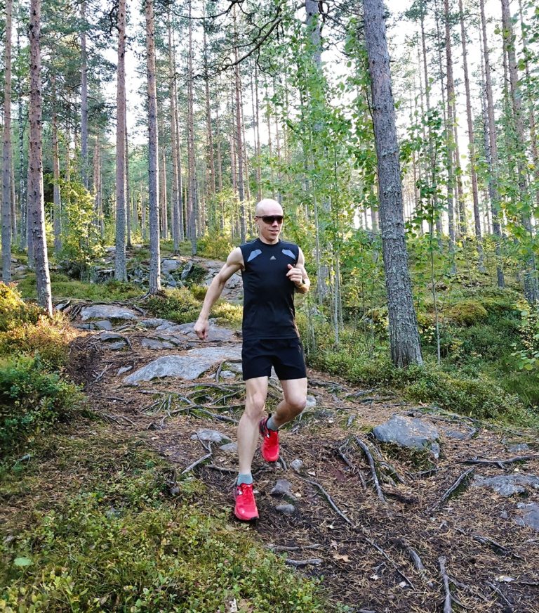 Plus Nutritionin ravitsemusterapeutti juoksemassa kesäisellä Puijon polulla.