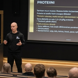 Ravitsemusterapia, ravitsemusterapeutti. PLuS Nutriotion, palvelut. Petri Luhio pitämässä seminaaria, aiheena ravitsemus.