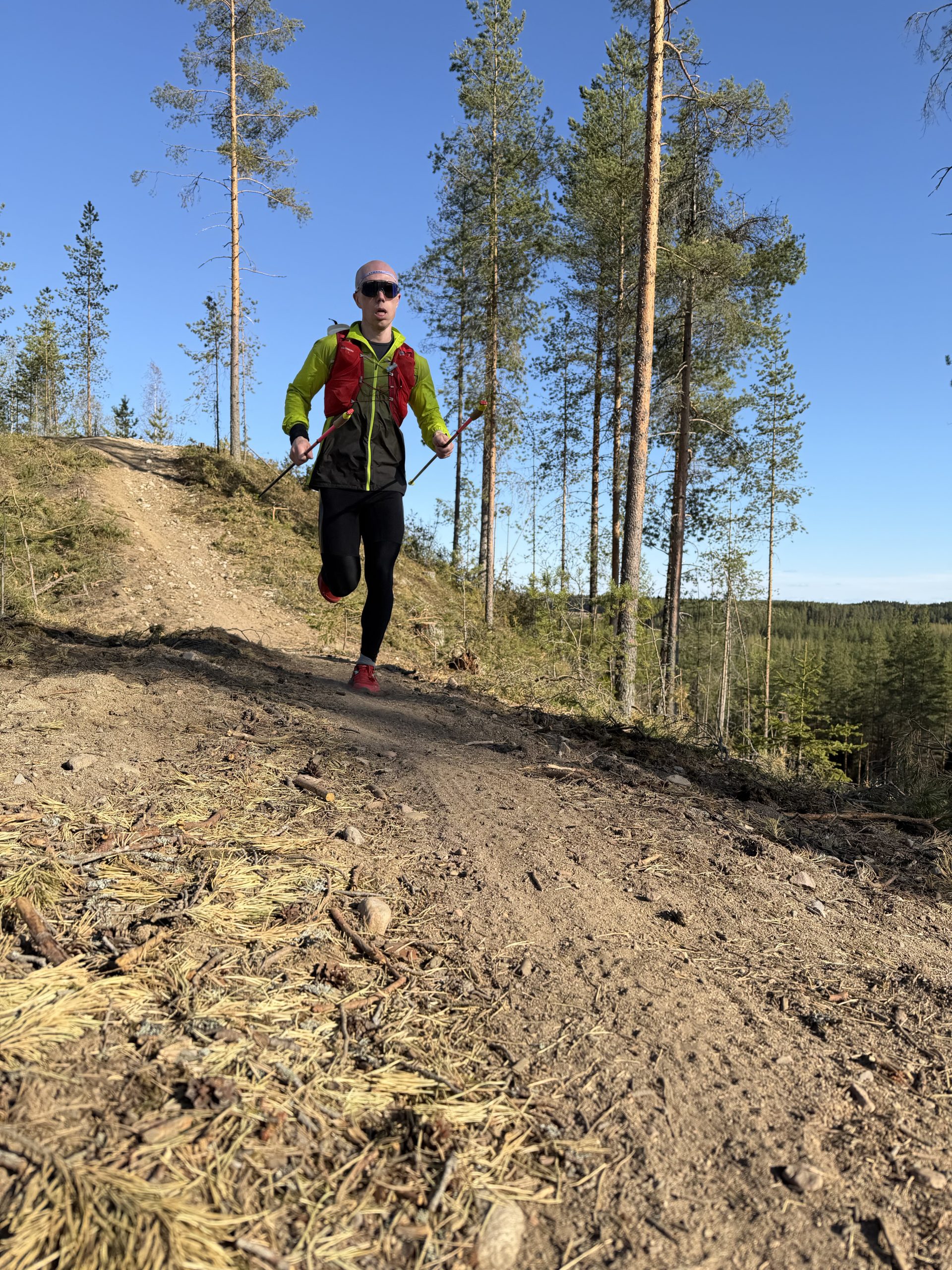 Ultrajuoksun harjoittelua. Siilinjärvi. PLuS Nutrition. Laillistettu ravitsemusterapeutti ja urheiluravitsemuksen asiantuntija, Petri Luhio. Alamkäkijuoksua.