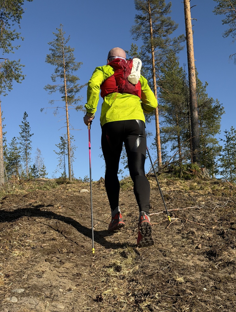 Ultrajuoksun harjoittelua. Siilinjärvi. PLuS Nutrition. Laillistettu ravitsemusterapeutti ja urheiluravitsemuksen asiantuntija, Petri Luhio. Ylämäkijuoksua.