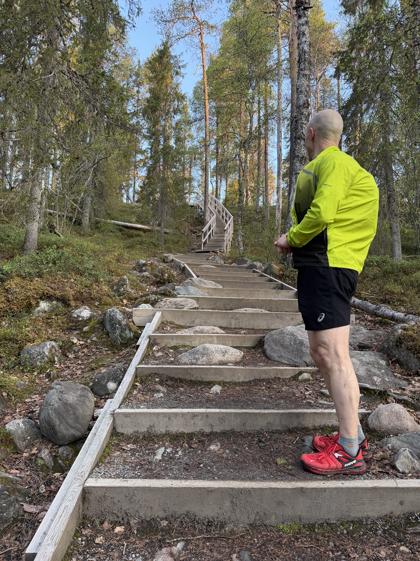 Ultrajuoksun jälkeen, NUTS 83 km, DNF. PLuS Nutrition. Laillistettu ravitsemusterapeutti ja urheiluravitsemuksen asiantuntija, Petri Luhio. Ylämäkijuoksua.